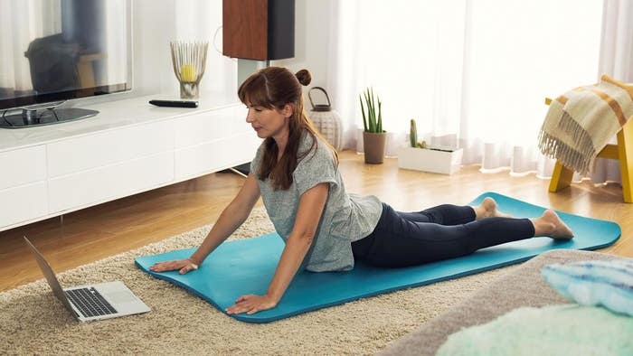 8 Ways to Find the Right Live Online Yoga Class