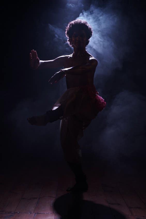 Woman in Pose dancing Shiva in Sunset pink Sky near sea in India. Dance is  useful ! Symbol of India Stock Photo - Alamy